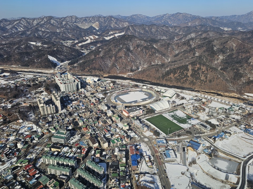 6일 오전 9시10분 제주에서 출발해 강원도까지 오는 비행기에서 약 1시간 동안 흰 눈 덮인 대한민국 곳곳을 사진에 담았다. (사진=김광섭 기자)