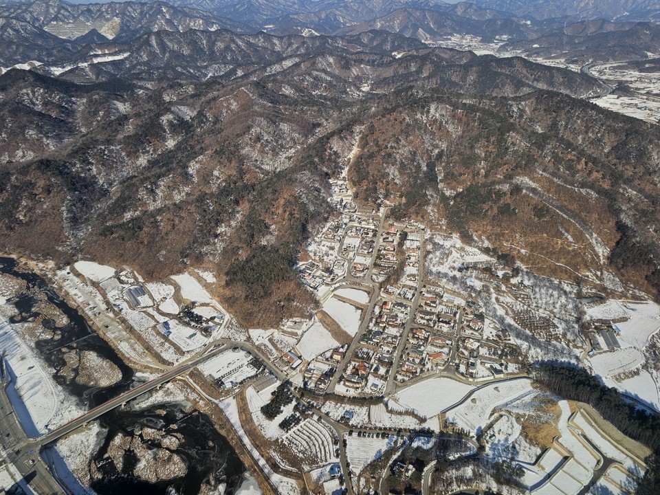 6일 오전 9시10분 제주에서 출발해 강원도까지 오는 비행기에서 약 1시간 동안 흰 눈 덮인 대한민국 곳곳을 사진에 담았다. (사진=김광섭 기자)