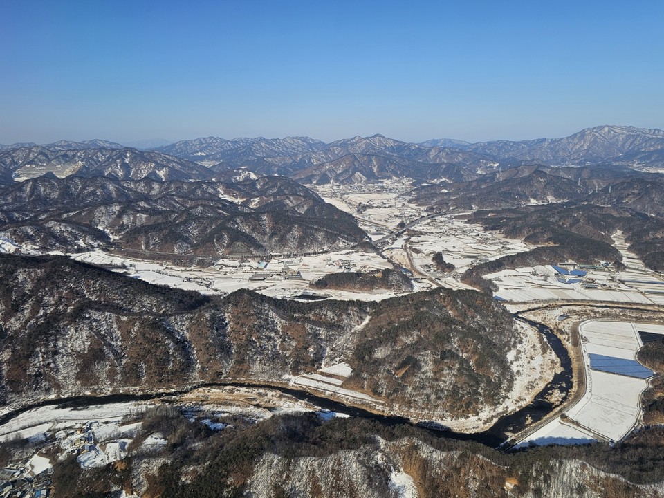 6일 오전 9시10분 제주에서 출발해 강원도까지 오는 비행기에서 약 1시간 동안 흰 눈 덮인 대한민국 곳곳을 사진에 담았다. (사진=김광섭 기자)