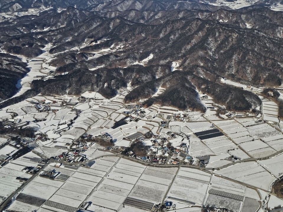 6일 오전 9시10분 제주에서 출발해 강원도까지 오는 비행기에서 약 1시간 동안 흰 눈 덮인 대한민국 곳곳을 사진에 담았다. (사진=김광섭 기자)