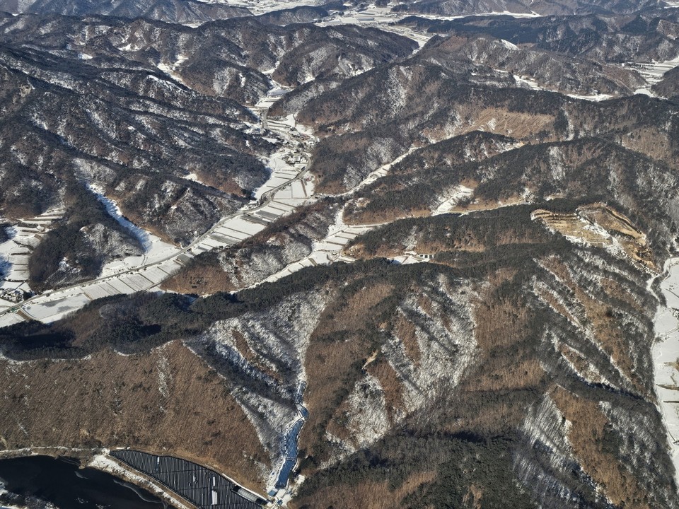 6일 오전 9시10분 제주에서 출발해 강원도까지 오는 비행기에서 약 1시간 동안 흰 눈 덮인 대한민국 곳곳을 사진에 담았다. (사진=김광섭 기자)