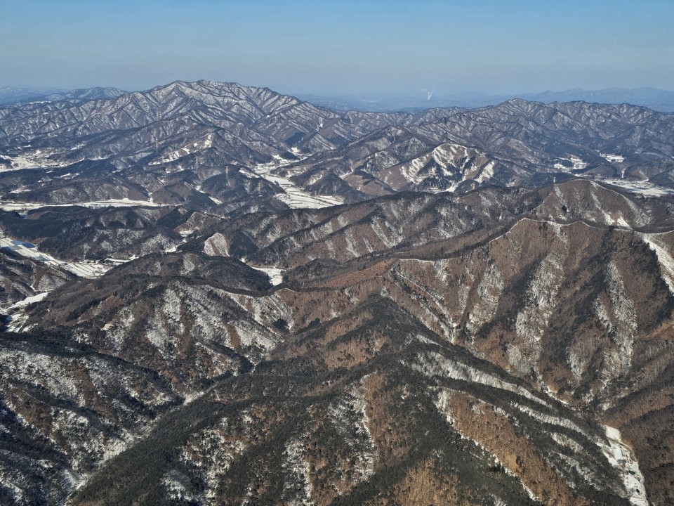 6일 오전 9시10분 제주에서 출발해 강원도까지 오는 비행기에서 약 1시간 동안 흰 눈 덮인 대한민국 곳곳을 사진에 담았다. (사진=김광섭 기자)