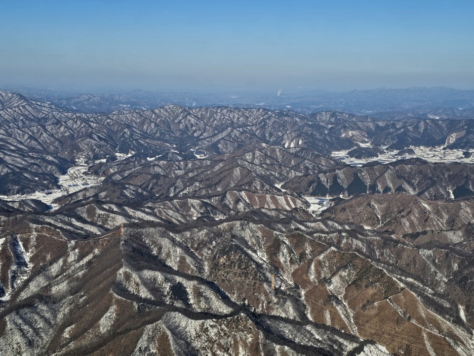 6일 오전 9시10분 제주에서 출발해 강원도까지 오는 비행기에서 약 1시간 동안 흰 눈 덮인 대한민국 곳곳을 사진에 담았다. (사진=김광섭 기자)