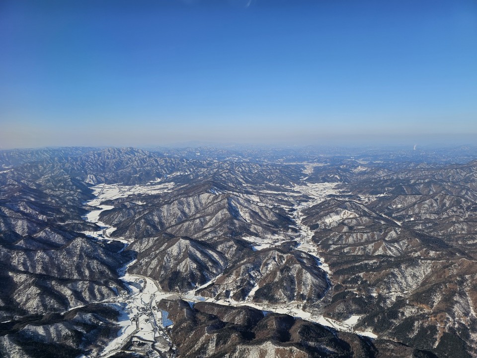 6일 오전 9시10분 제주에서 출발해 강원도까지 오는 비행기에서 약 1시간 동안 흰 눈 덮인 대한민국 곳곳을 사진에 담았다. (사진=김광섭 기자)