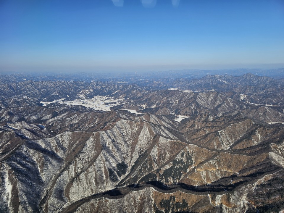 6일 오전 9시10분 제주에서 출발해 강원도까지 오는 비행기에서 약 1시간 동안 흰 눈 덮인 대한민국 곳곳을 사진에 담았다. (사진=김광섭 기자)