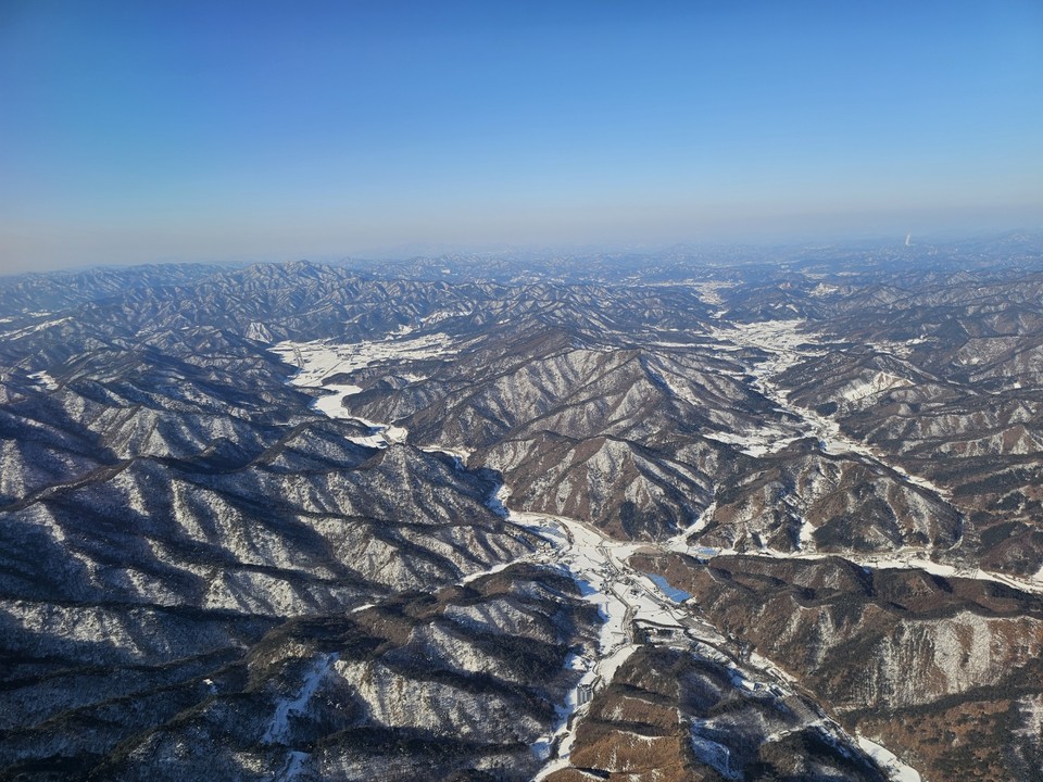 6일 오전 9시10분 제주에서 출발해 강원도까지 오는 비행기에서 약 1시간 동안 흰 눈 덮인 대한민국 곳곳을 사진에 담았다. (사진=김광섭 기자)