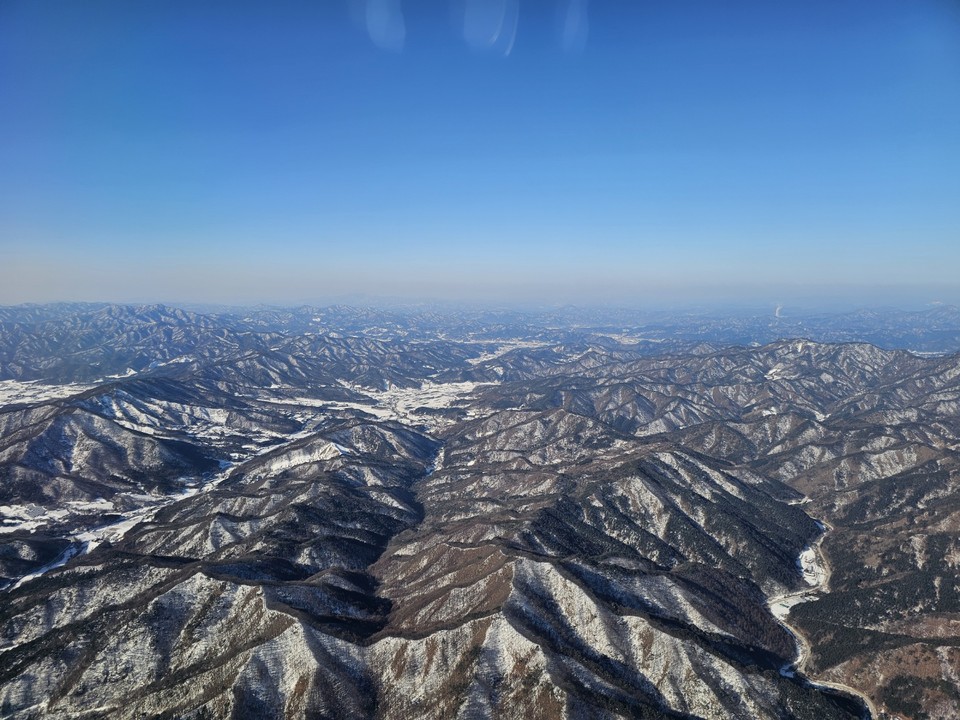6일 오전 9시10분 제주에서 출발해 강원도까지 오는 비행기에서 약 1시간 동안 흰 눈 덮인 대한민국 곳곳을 사진에 담았다. (사진=김광섭 기자)