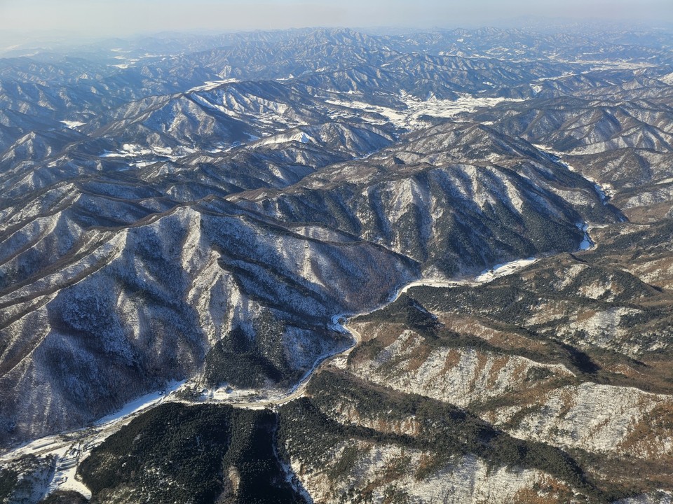 6일 오전 9시10분 제주에서 출발해 강원도까지 오는 비행기에서 약 1시간 동안 흰 눈 덮인 대한민국 곳곳을 사진에 담았다. (사진=김광섭 기자)
