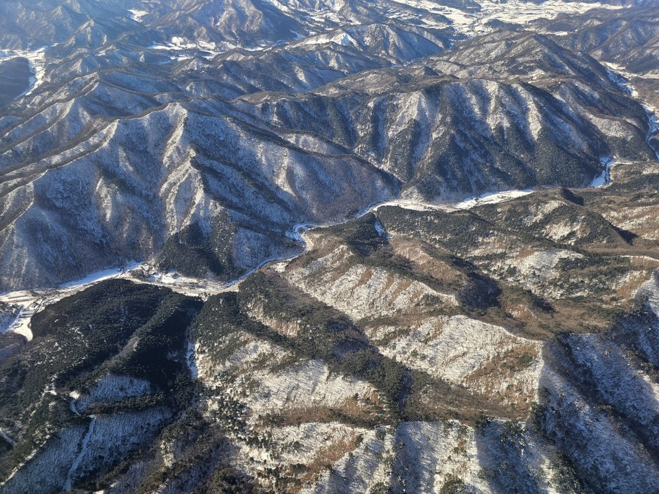6일 오전 9시10분 제주에서 출발해 강원도까지 오는 비행기에서 약 1시간 동안 흰 눈 덮인 대한민국 곳곳을 사진에 담았다. (사진=김광섭 기자)