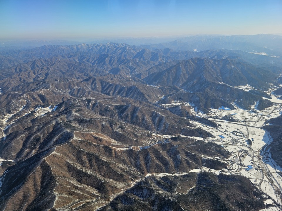 6일 오전 9시10분 제주에서 출발해 강원도까지 오는 비행기에서 약 1시간 동안 흰 눈 덮인 대한민국 곳곳을 사진에 담았다. (사진=김광섭 기자)