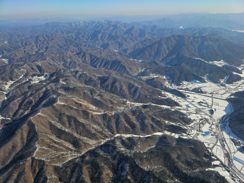 6일 오전 9시10분 제주에서 출발해 강원도까지 오는 비행기에서 약 1시간 동안 흰 눈 덮인 대한민국 곳곳을 사진에 담았다. (사진=김광섭 기자)