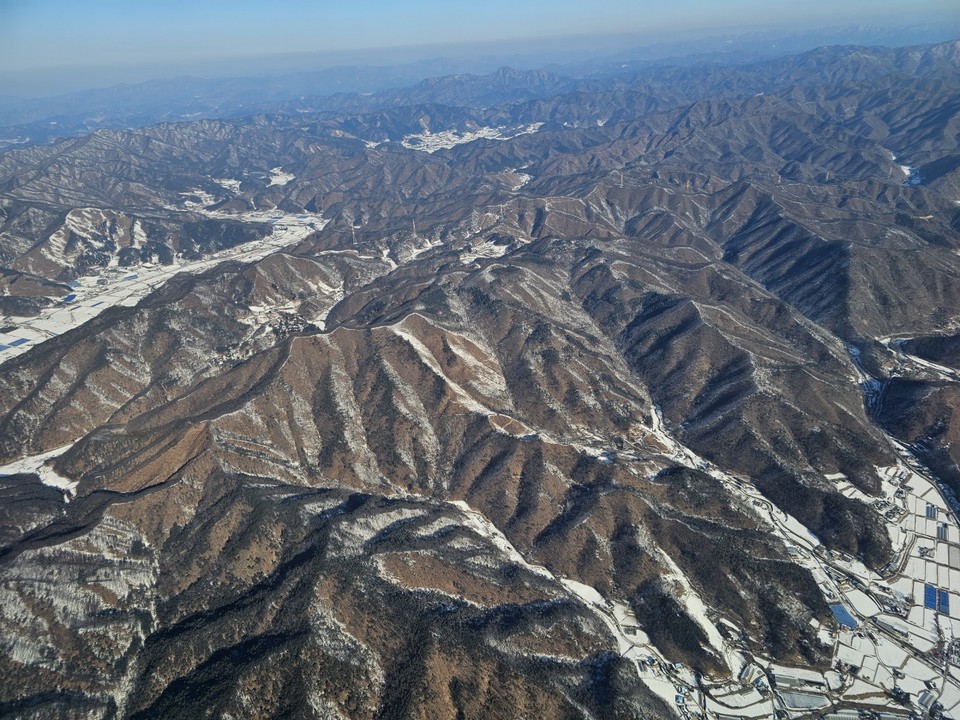 6일 오전 9시10분 제주에서 출발해 강원도까지 오는 비행기에서 약 1시간 동안 흰 눈 덮인 대한민국 곳곳을 사진에 담았다. (사진=김광섭 기자)