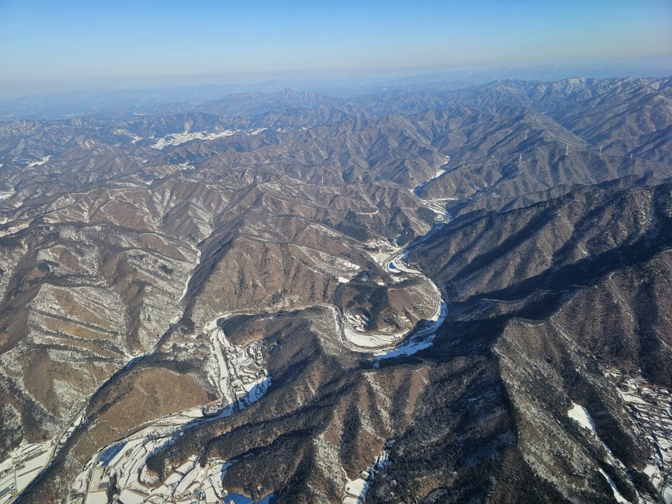 6일 오전 9시10분 제주에서 출발해 강원도까지 오는 비행기에서 약 1시간 동안 흰 눈 덮인 대한민국 곳곳을 사진에 담았다. (사진=김광섭 기자)
