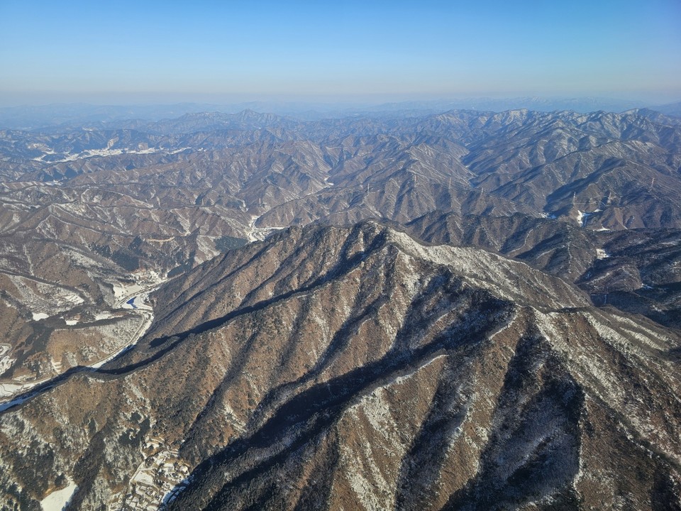 6일 오전 9시10분 제주에서 출발해 강원도까지 오는 비행기에서 약 1시간 동안 흰 눈 덮인 대한민국 곳곳을 사진에 담았다. (사진=김광섭 기자)