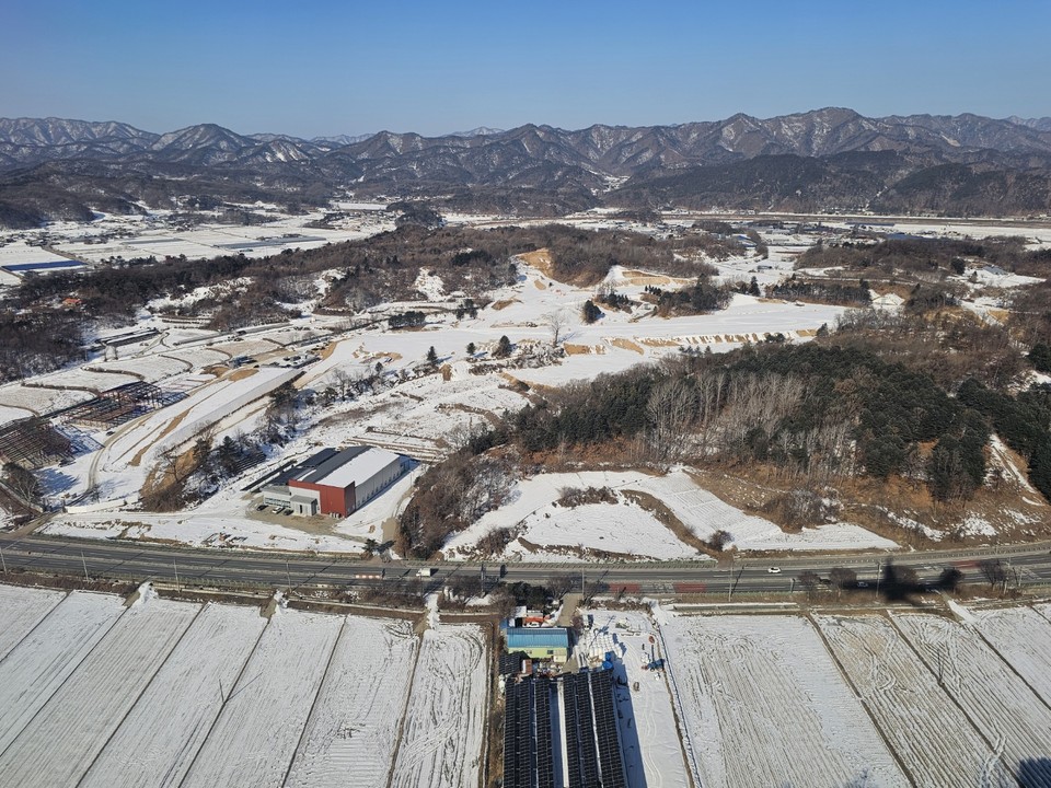 7일 금요일 수도권(경기·인천)지역은 전날 오후부터 내리던 눈이 오전까지 이어지겠다. 예상 적설량은 3~8㎝, 많은 곳은 10㎝ 이상이겠다. 비로 내릴 경우 예상 강수량은 5㎜ 내외일 것으로 예상된다. 당분간 강추위가 이어져 빙판길과 도로 살얼음에 유의해야 한다. 바람도 강하게 불어 체감온도는 더욱 낮겠다. (사진=김광섭 기자)