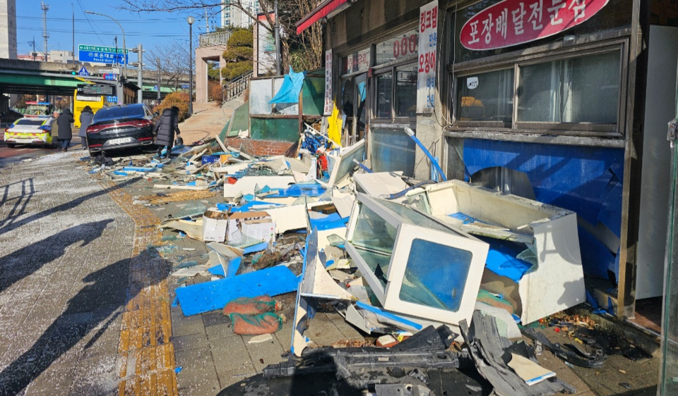6일 오전 10시23분께 70대 여성이 몰던 승용차가 용인시 수지구의  인도로 돌진하는 사고가 나 이를 피하려던 60대 남성 보행자가 부상을 입었다. (사진제공=경기도소방재난본부)