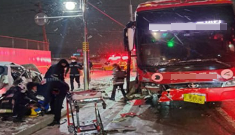 7일 오전 6시12분께 수원시 장안구 이목동 오리뜰삼거리에서 통근버스와 모닝이 추돌하는 사고가 나 모닝을 운전하던 30대 여성 운전자가 중상을 입고 인근 병원으로 이송됐다. (사진제공=경기도소방재난본부)