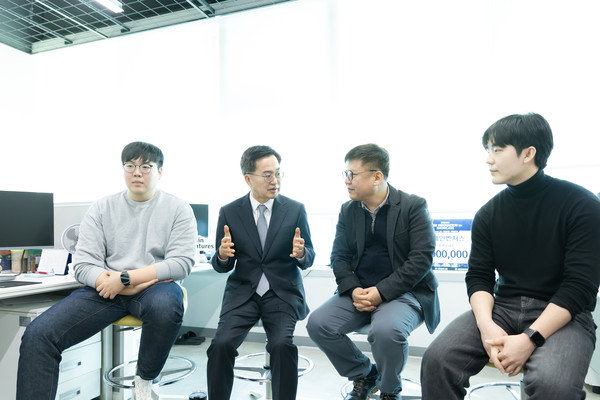 김동연 경기도지사는 7일 성남 판교창업촌 AI 스타트기업인 ‘브레인벤쳐스’에 방문했다. (사진제공=경기도)