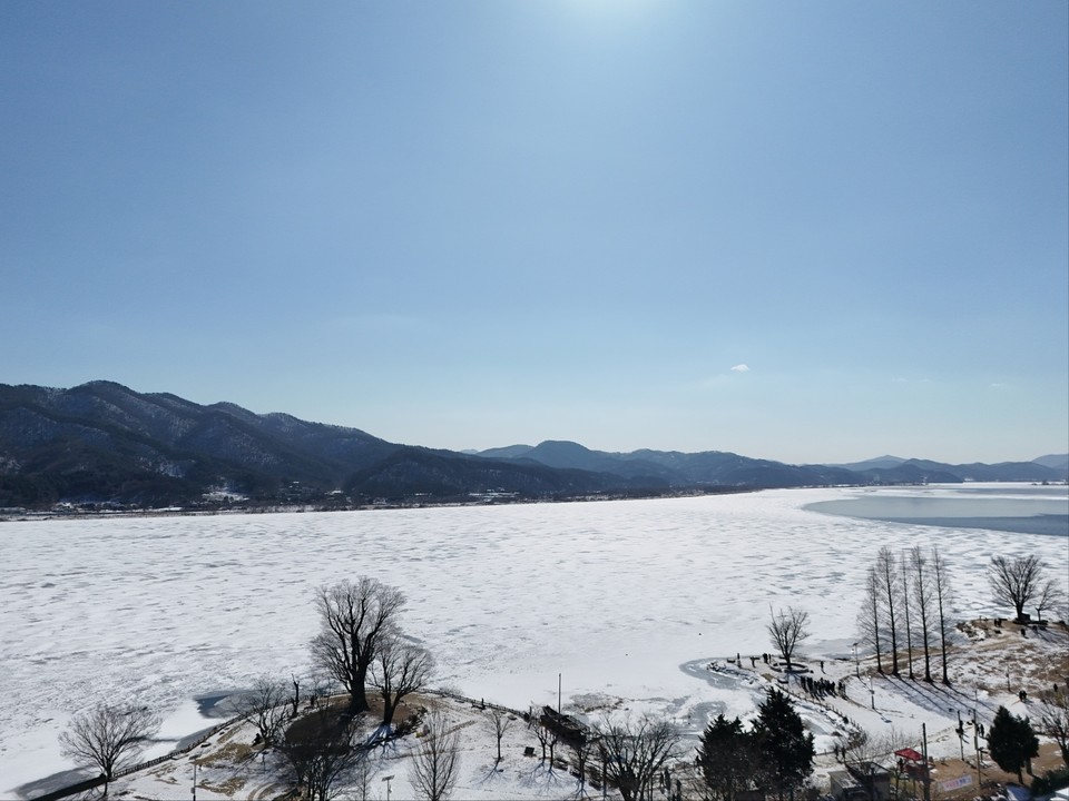이처럼 추운날씨가 이어지고 있지만, 이날 많은 행락객들은 이런 두물머리의 겨울모습을 보기위한 발길이 이어지고 있다. (사진=이건구 기자)