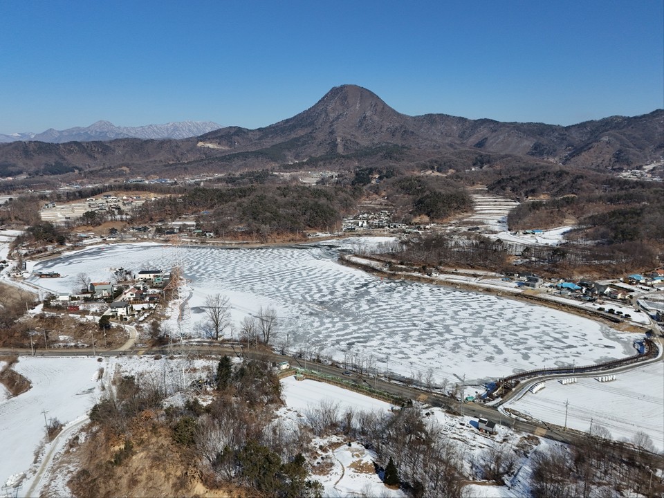 8일 오전 11시40분께 찾은 양평군 개군면에 위치한 꽁꽁 언 향리저수지에 흰 눈이 쌓여 완연한 겨울 모습을 연출하고 있다. (사진=이건구 기자)