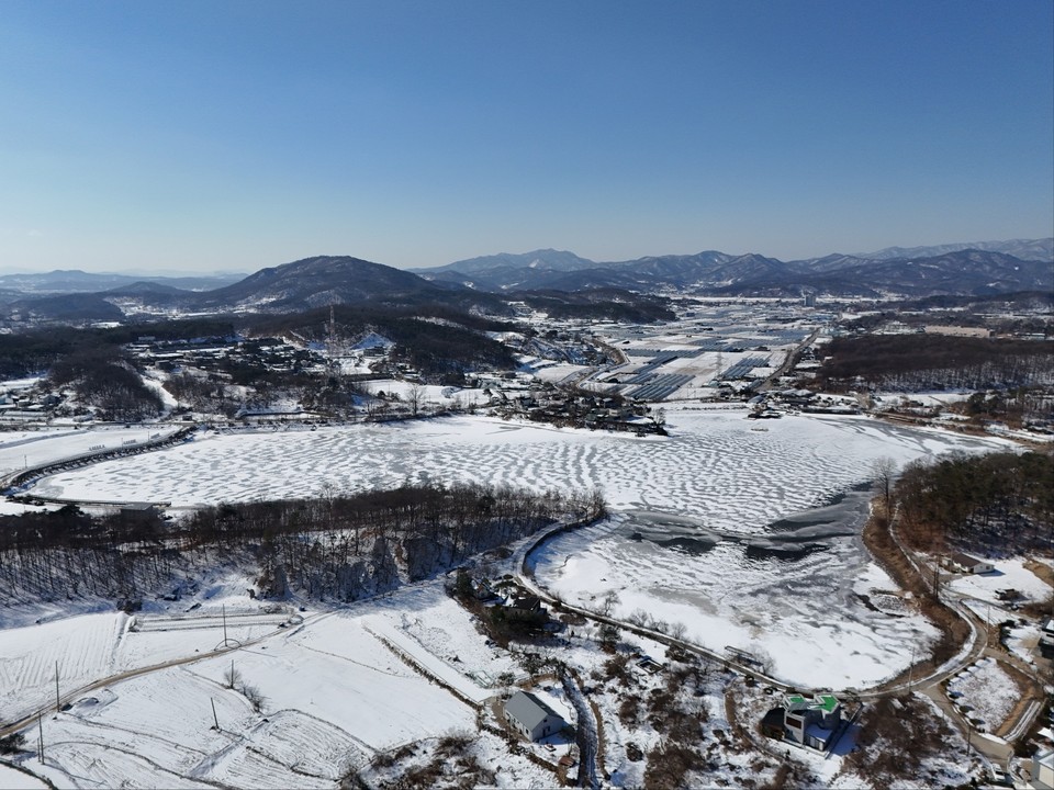 8일 오전 11시40분께 찾은 양평군 개군면에 위치한 꽁꽁 언 향리저수지에 흰 눈이 쌓여 완연한 겨울 모습을 연출하고 있다. (사진=이건구 기자)