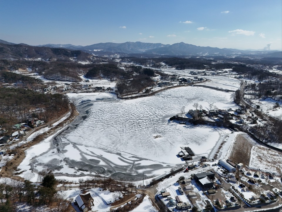 8일 오전 11시40분께 찾은 양평군 개군면에 위치한 꽁꽁 언 향리저수지에 흰 눈이 쌓여 완연한 겨울 모습을 연출하고 있다. (사진=이건구 기자)