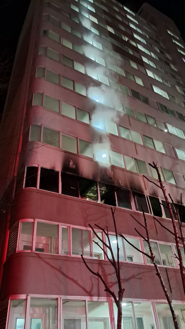 10일 새벽 5시3분께 군포시 광정로의 한 15층짜리 아파트 3층 세대에서 불이 나 70대 남성 거주자가 숨졌다. (사진제공=경기도소방재난본부)