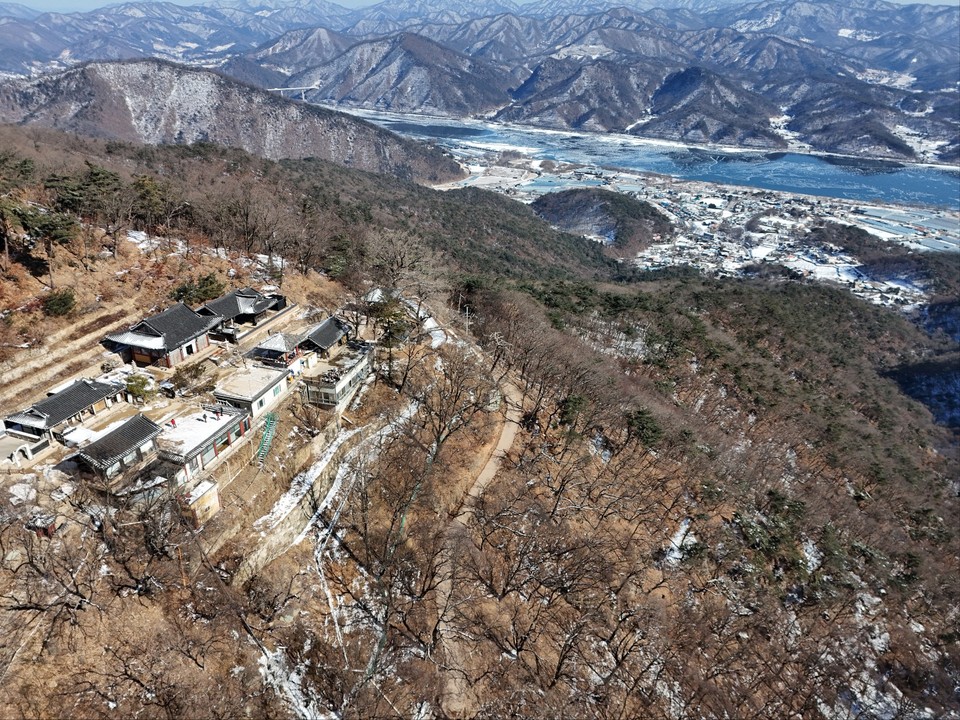 지난 8일 오후 2시12분께 남양주시 조안면 운길산 정상 인근에 자리한 유서 깊은 수종사에 겨울풍경이 묻어난다. (사진=이건구 기자)