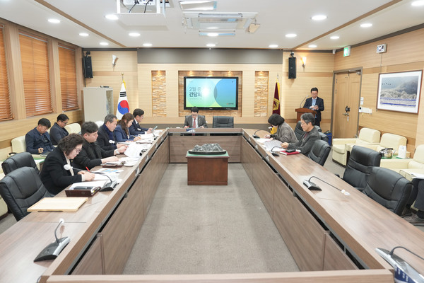 포천시의회가  2층 회의실에서 제184회 임시회를 대비한 현안 간담회를 집행부와 개최했다. (사진제공=포청시의회)