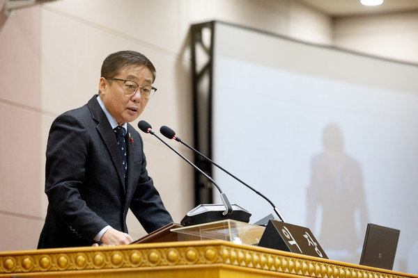 양주시의회는 10일 제374회 임시회를 개회하고 ‘청소년 도박 근절 종합대책 마련 촉구 건의안’등 15건의 안건을 처리했다. 사진은 윤창철 양주시의회 의장. (사진제공=양주시)
