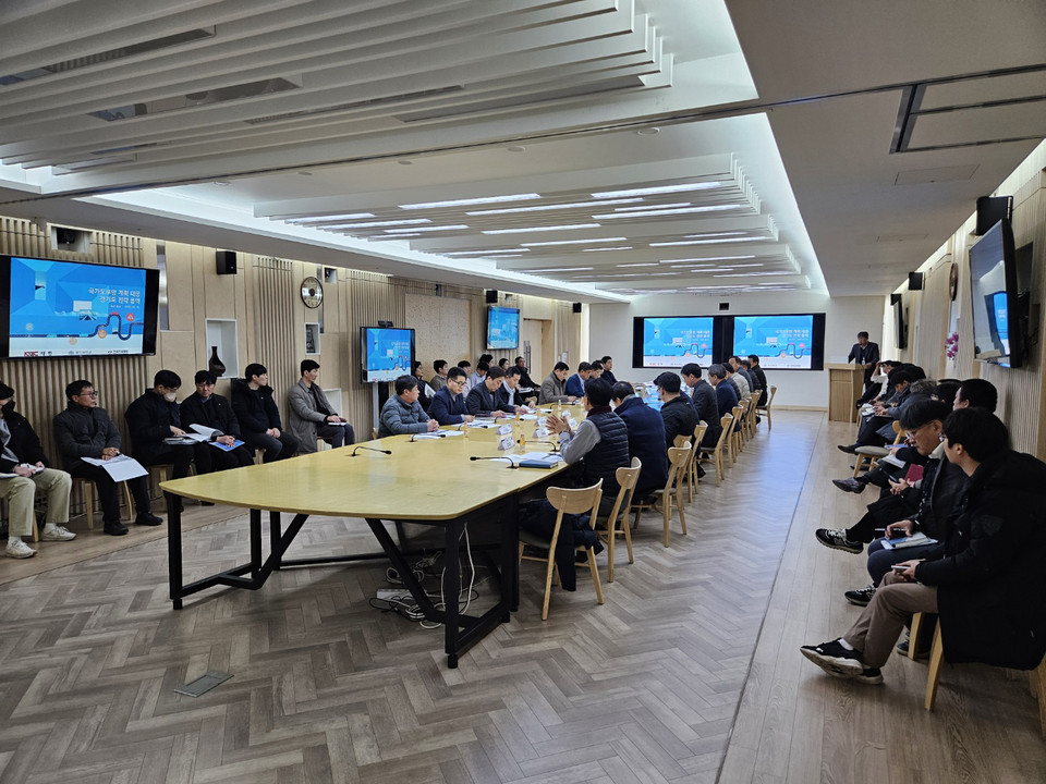 경기도가 도내 39개 국지도 사업이 국토부에서 수립 중인 제6차(2026~2030) 국도·국지도 건설계획 일괄 예비타당성 조사(예타) 대상에 포함됨에 따라 지난 10일 관련 시군을 대상으로 의견 수렴 및 협력 방안을 논의하는 간담회를 열었다. (사진제공=경기도)