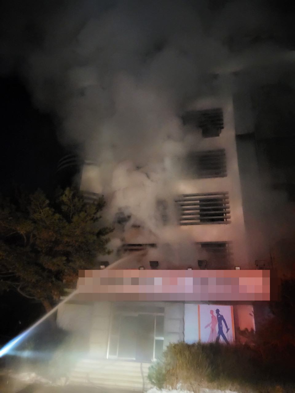 11일 오전 5시20분께 양주시 장흥면의 한 6층짜리 모텔에서 2층 객실에서 불이 나  객실과 침대 등 집기류 등을 태우고 신고를 받고 출동한 소방당국에 의해 약 1시간2분 만인 오전 6시22분께 모두 진화됐다. (사진제공=경기도북부소방재난본부)