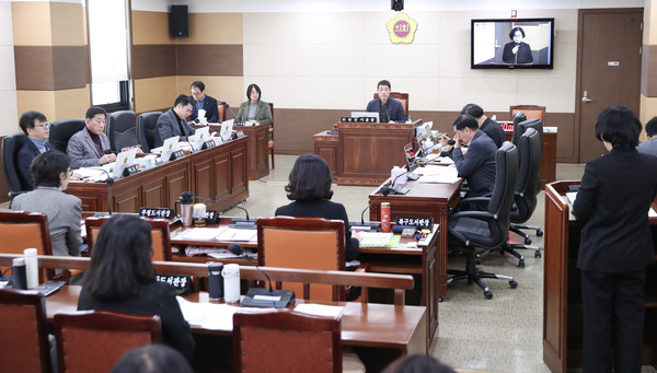 인천광역시의회 교육위원회는 최근 열린 ‘제300회 임시회’ 교육위원회 회의에서 의원발의 조례안 2건 등 10개의 안건을 심의했다. (사진제공=인천시의회)