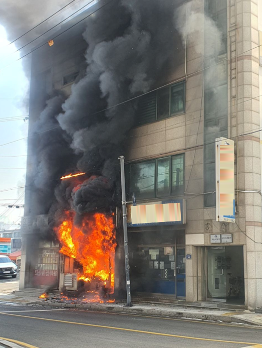 11일 오후 3시1분께 김포시 사우동의 한 4층짜리 상가주택에서 불이 나 진화 중이다. (CG=중앙신문)