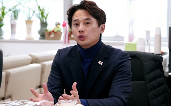 11일 오후 경기도의회 문화체육관광위원회 위원장실에서 황대호 위원장이 중앙신문과 인터뷰를 하고 있다. (사진=순정우 기자)