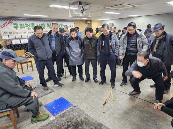 구리전통시장 상인회가 마련한 정월대보름 맞이 '2025년 척사대회'에서 상인들이 윷을 놀며 즐거운 한 때를 보내고 있다. (사진=이건구 기자)
