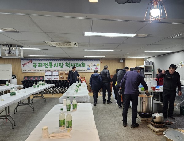 구리전통시장 상인회 2025년 척사대회에서 상인들이 먹거리를 준비하고 있는 가운데 박규창 회장이 원할한 진행을 위해 진두지휘를 하고 있다. (사진=이건구 기자)