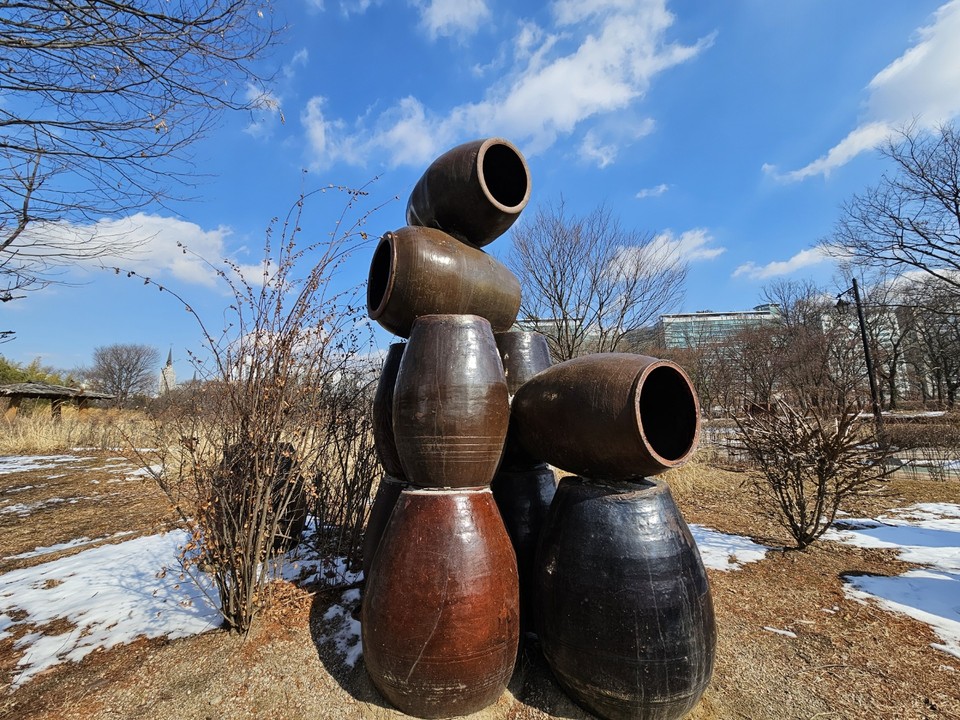 13일 목요일 수도권(경기·인천)지역은 아침 기온이 다시 뚝 떨어져 춥겠지만, 하늘은 대체로 맑은 날씨를 보이겠다. 한낮엔 영상 기온이겠지만, 바람의 영향으로 체감온도는 낮을 것으로 예상된다. 또 전날 내린 눈과 비로 아침 빙판길과 도로 살얼음에 유의해야한다. 당분간 눈·비 소식 없이, 큰 추위도 없겠다. (사진=중앙신문DB)