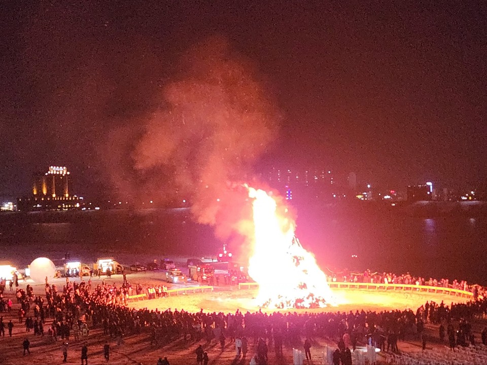 정월대보름인 12일 오후 6시40분께 여주 남한강 둔치인 달맞이광장에 여주시민들의 새해 소원이 매달린 '남한강 대보름 달집태우기 행사'가 열리고 있다. (사진=김광섭 기자)