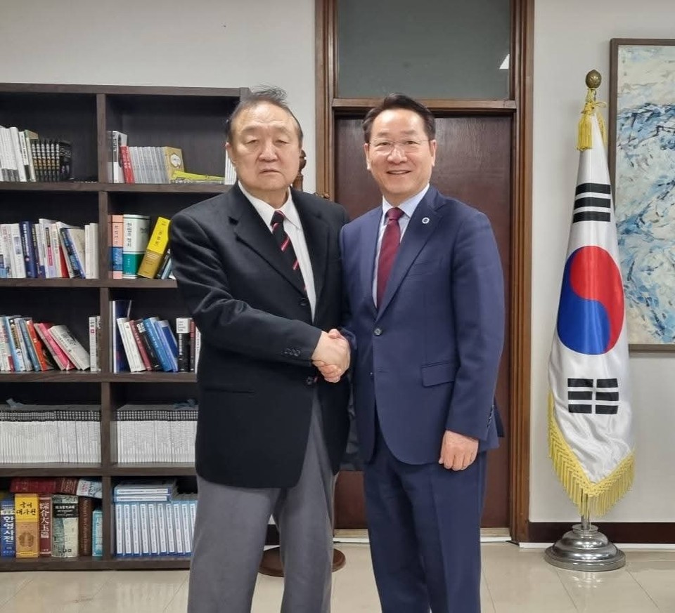 대한민국시도지사협의회 회장인 유정복 인천시장이 정대철 대한민국헌정회 회장을 만나 개헌 필요성을 강조했다. (사진=유정복 인천시장 페이스북)