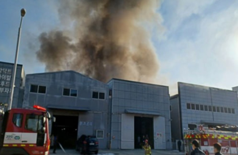 13일 오전 8시56분께 시흥시 계수동에 위치한 환기용 덕트제조 공장에서 불이 나 60대 남성이 부상을 입었다. (사진제공=경기도소방재난본부)