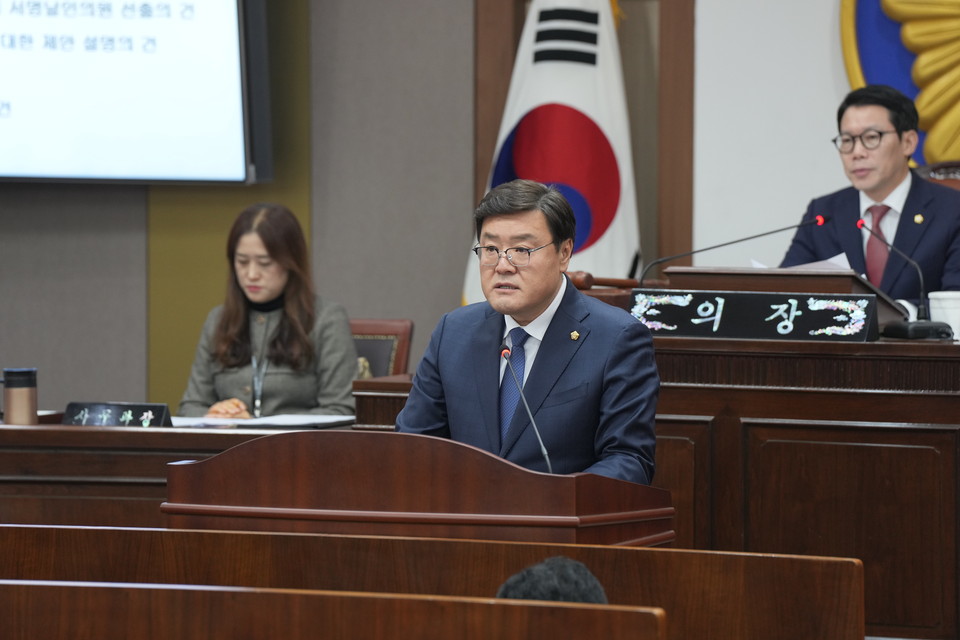 연제창 포천시의회 의원이 13일 제184회 임시회 제1차 본회의에서 5분 자유발언을 진행한 가운데 집행부가 위법한 민생안정대책에 따른 예산 편성에서 무능함을 드러낸 대 시민 사기극이라며, 질타했다. (사진제공=포천시의회)