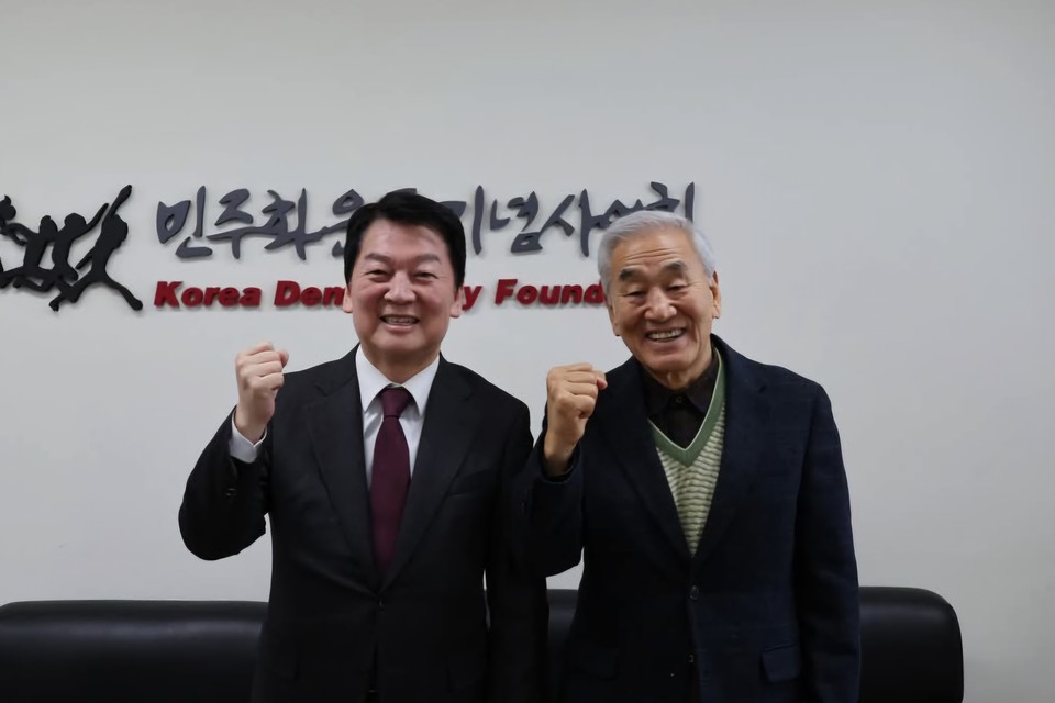 안철수 국민의힘 의원이 보수 정치 원로인 이재오 민주화기념사업회 이사장을 만나 국가적 위기 상황을 극복하기 위한 해법을 논의했다. (사진=안철수 국회의원 페이스북)