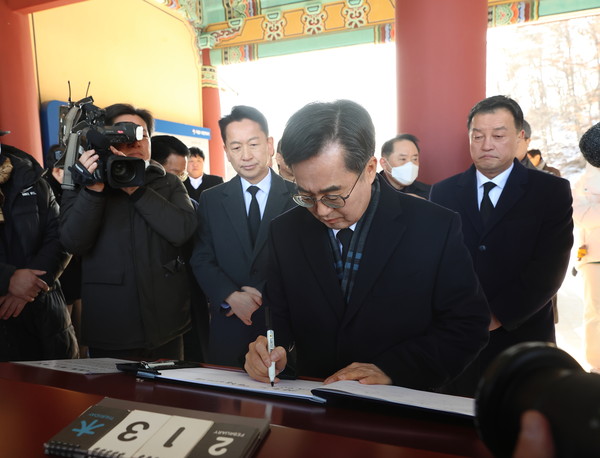 김동연 경기도지사가 국립 5.18민주묘지에서 방명록을 작성하고 있다. (사진제공=경기도)