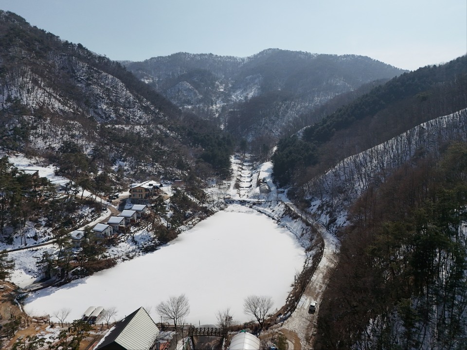 14일 오후 2시10분께 찾은 양평군 단월면 도토리골에 자리한 도토리골저수지가 고즈넉하니 꼭 산속 비밀정원처럼 신비롭게 느껴진다. (사진=이건구 기자)