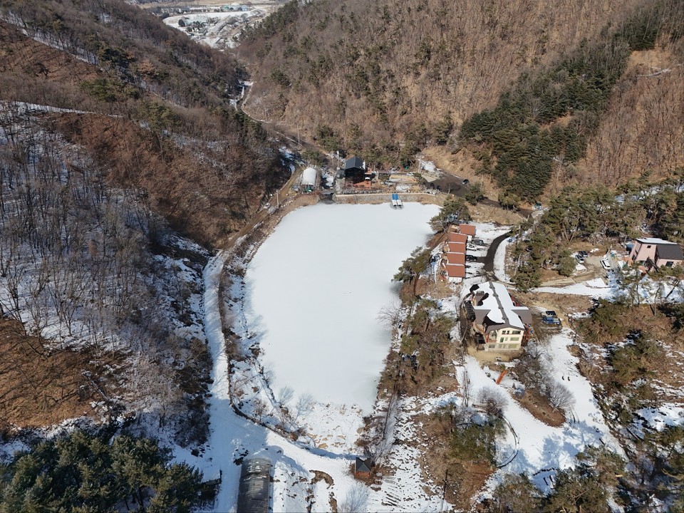 14일 오후 2시10분께 찾은 양평군 단월면 도토리골에 자리한 도토리골저수지가 고즈넉하니 꼭 산속 비밀정원처럼 신비롭게 느껴진다. (사진=이건구 기자)