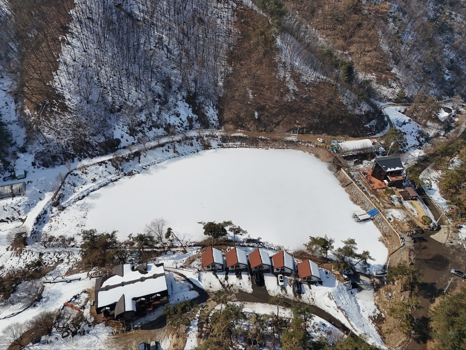 14일 오후 2시10분께 찾은 양평군 단월면 도토리골에 자리한 도토리골저수지가 고즈넉하니 꼭 산속 비밀정원처럼 신비롭게 느껴진다. (사진=이건구 기자)