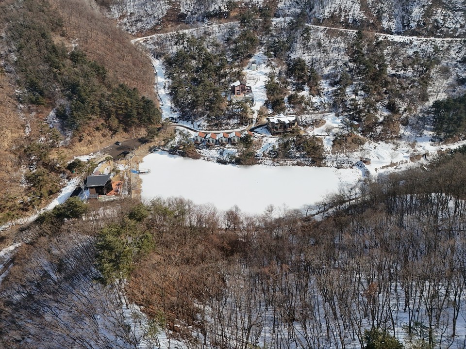 14일 오후 2시10분께 찾은 양평군 단월면 도토리골에 자리한 도토리골저수지가 고즈넉하니 꼭 산속 비밀정원처럼 신비롭게 느껴진다. (사진=이건구 기자)