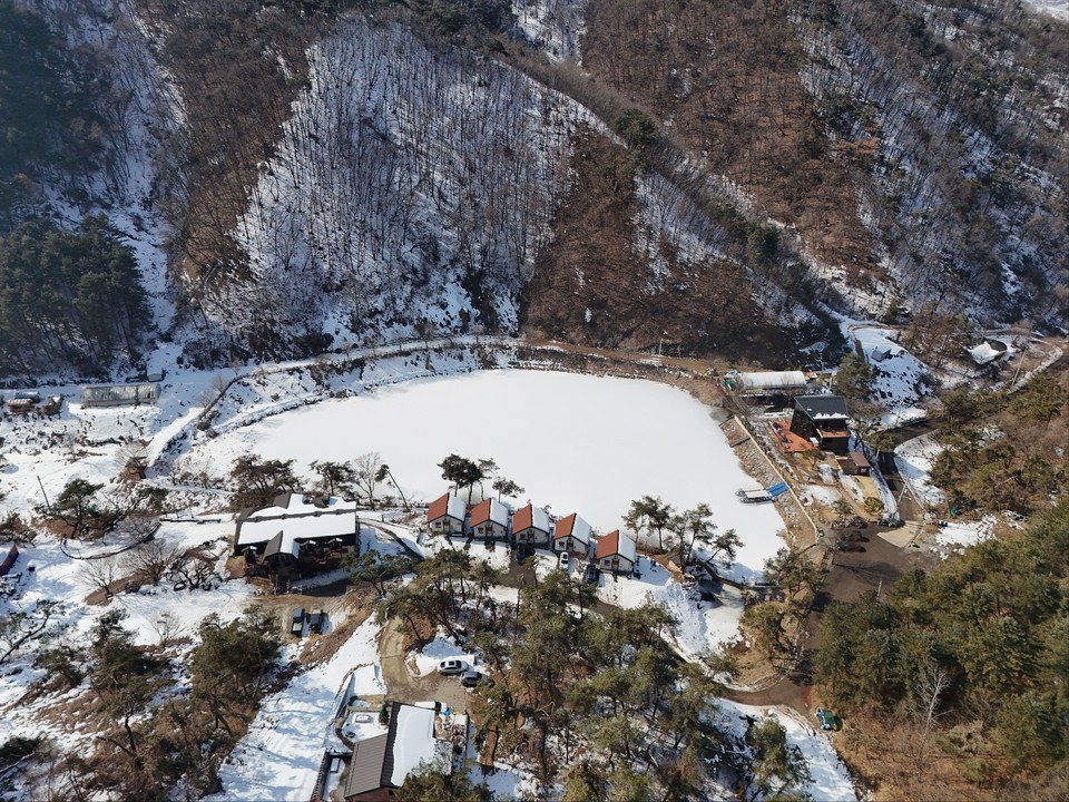 14일 오후 2시10분께 찾은 양평군 단월면 도토리골에 자리한 도토리골저수지가 고즈넉하니 꼭 산속 비밀정원처럼 신비롭게 느껴진다. (사진=이건구 기자)