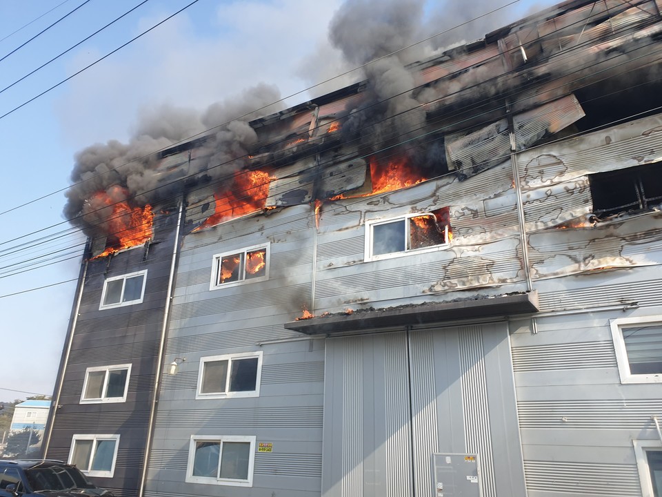 14일 오전 11시께 남양주시 진건읍의 한 사무용품 보관 창고에서 불이 나 40대 남성이 2도 화상을 입는 부상을 입었다. (사진제공=경기도북부소방재난본부)